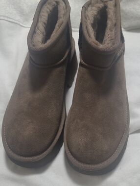 Ugg Ultra Mini New Heights Women’s 10 Cozy Suede Ankle Boots in Brown Brand New